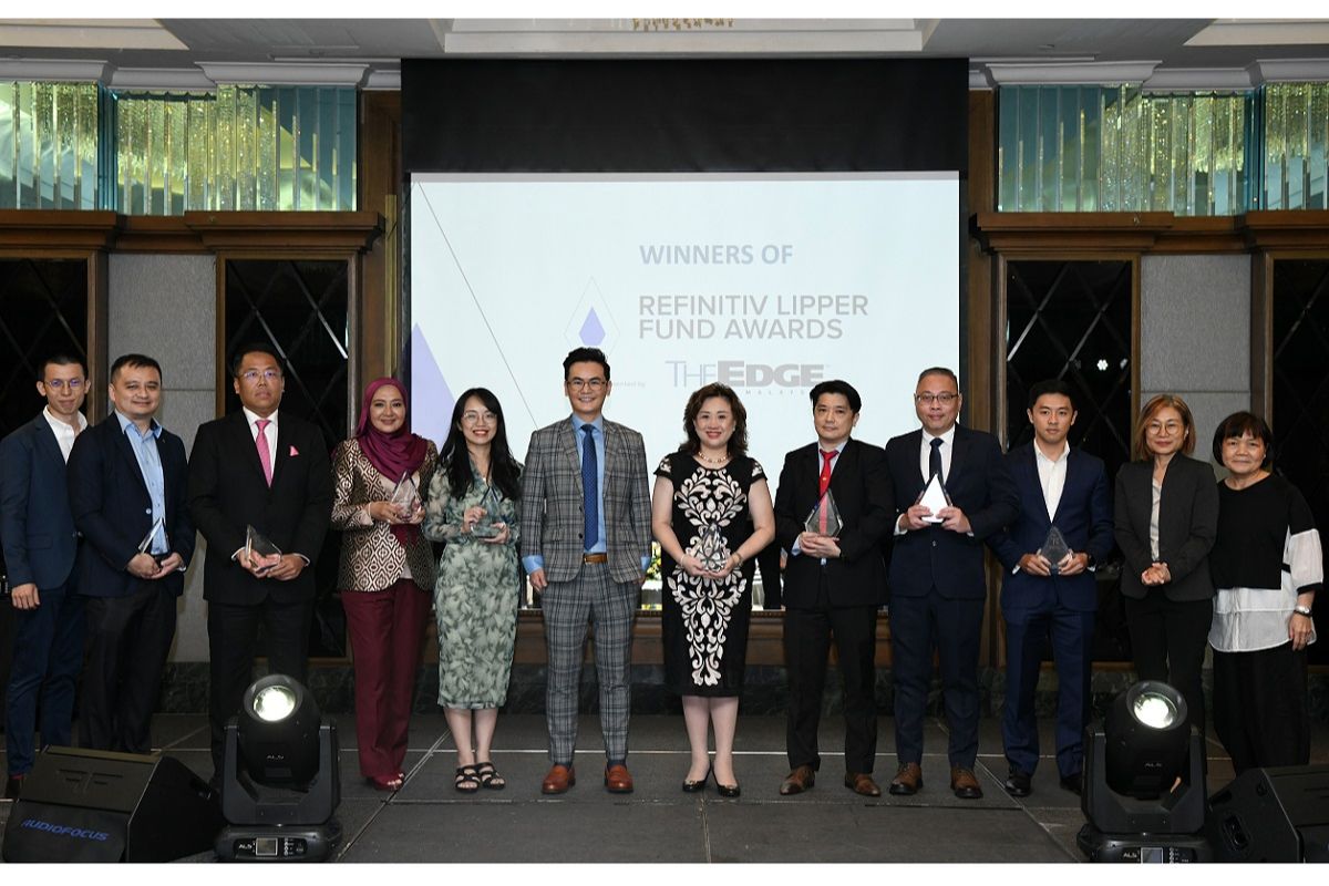 The Edge Malaysia Wealth editor Kuek Ser Kwang Zhe (far left), editor-in-chief Kathy Fong (second from right) and managing editor Anna Taing (far right) with representatives of the winners of the Refinitiv Lipper Fund Awards 2023 (Photo by Low Yen Yeing/The Edge)